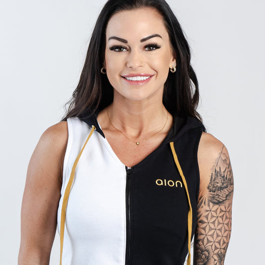 Smiling woman wearing Aion women’s split black and white underhoodie