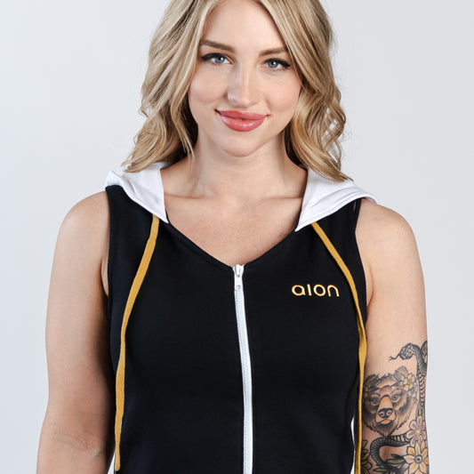 Smiling woman wearing Aion women's black and white underhoodie